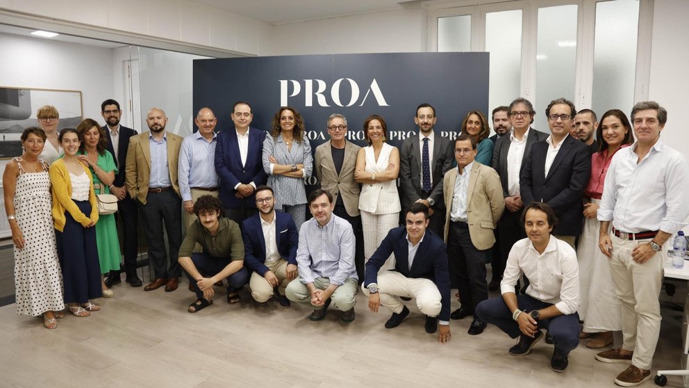 José María Lassalle (en el centro), acompañado de Lucía Casanueva (derecha) y Valvanuz Serna Ruiz (izquierda), socias directoras de PROA Comunicación, así como de diversos asistentes al evento del mundo empresarial. (PROA Comunicación).