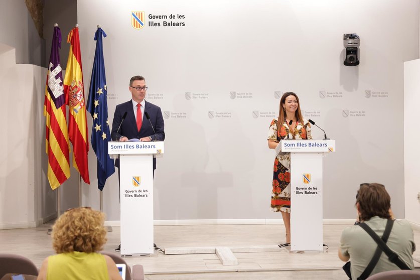 Imagen de la comparecencia de la antigua consejera, Marta Vidal, junto al nuevo consejero de Vivienda, José Luis Mateo.