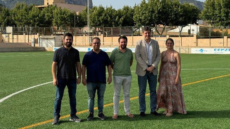 El consejero Jaume Bauzà con el alcalde, Llorenç Perelló, durante la visita que han realizado a las renovadas instalaciones del campo municipal de Deportes.