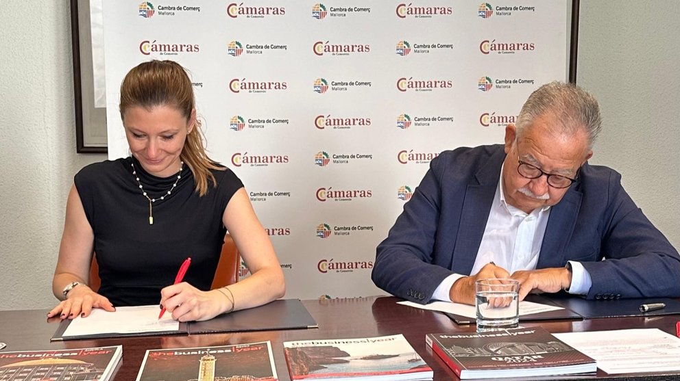 Imagen de la directora regional de TBY, Ioana Krempanszky Popa, y Eduardo Soriano Torres, presidente de la Cámara de Comercio de Mallorca, en la firma del acuerdo.