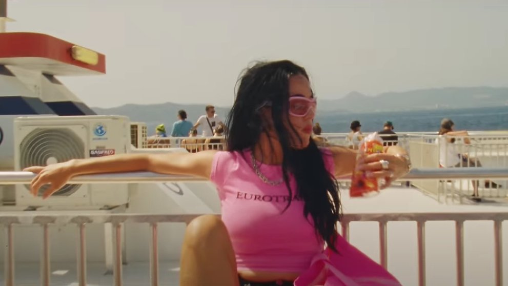 Katy Perry sosteniendo un paquete de 'Quely Merienda' en el ferry que la traslada a Ibiza.