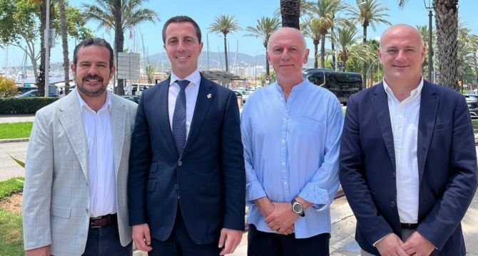 El presidente del Consell de Mallorca, Llorenç Galmés, el consejero de Presidencia, Antoni Fuster, el director insular de Sierra de Tramuntana, Antoni Solivellas, y el gerente del Consorcio Sierra de Tramuntana, Lluís Vallcaneras.