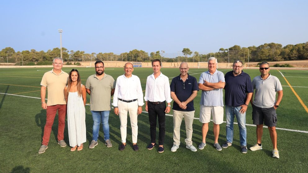 El presidente Galmés, junto al director insular Pedro Mas, el alcalde del municipio, Joan Rodríguez, y algunos de sus ediles.