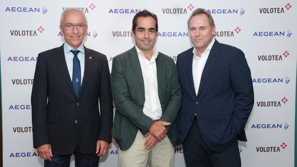  De izquierda a derecha, Dimitris Gerogiannis, CEO de Aegean Airlines; Carlos Muñoz, CEO y fundador de Volotea, y Eftichios Vassilakis, presidente de Aegean Airlines. 