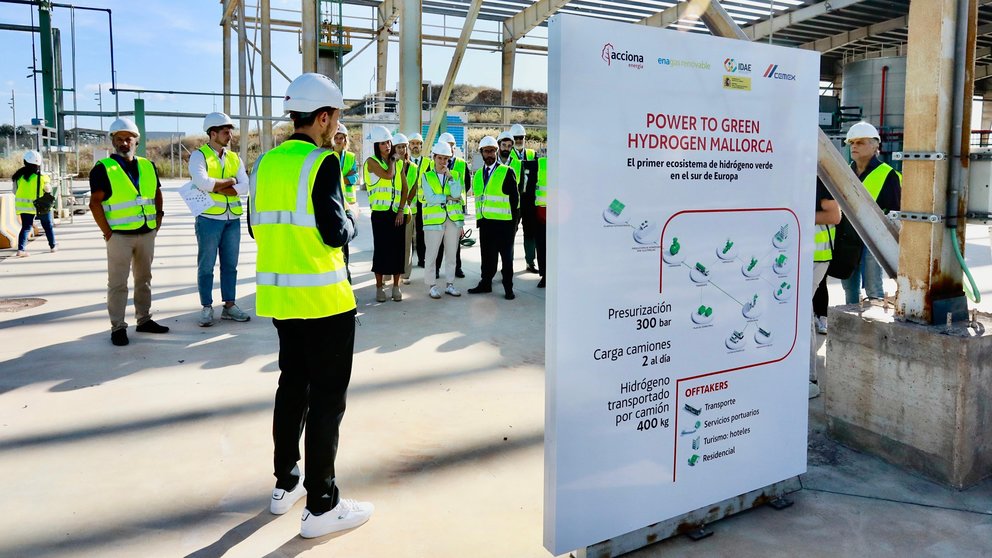 Imagen durante la visita a la planta de generación de hidrógeno verde de Lloseta.