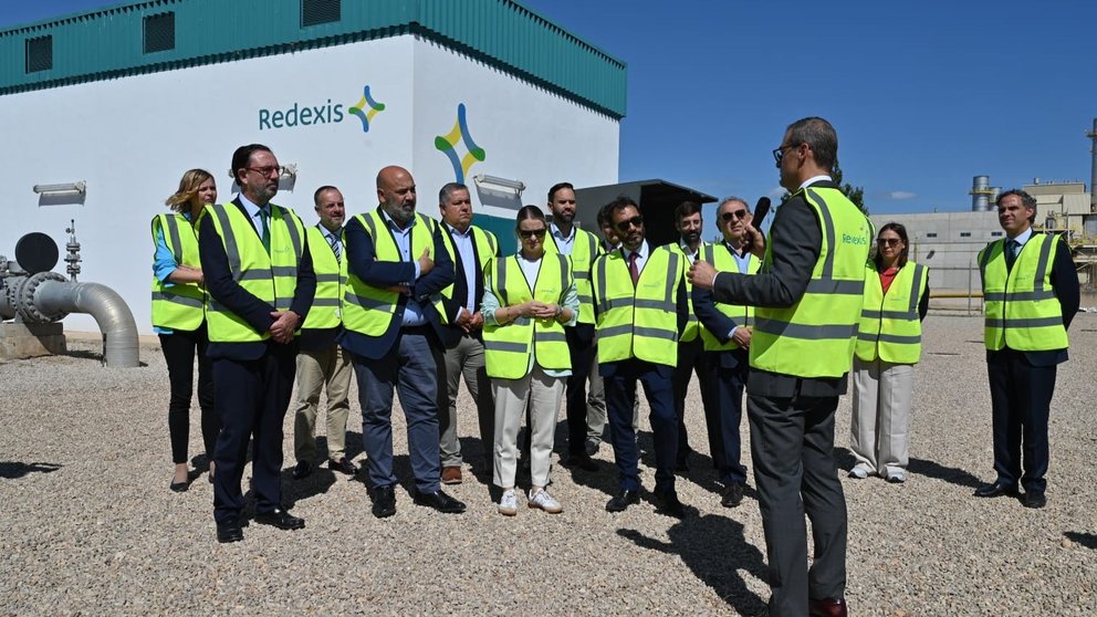 Fidel López Soria, CEO de Redexis, junto a las autoridades presentes en el acto.