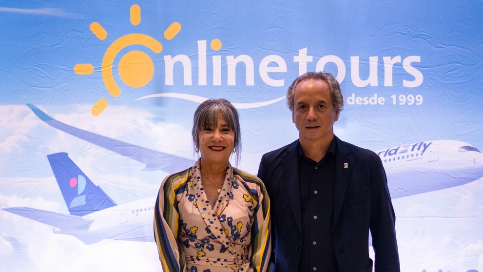 Javier Leal, CEO de Onlinetours y Mirta Granda, embajadora de Cuba en Italia