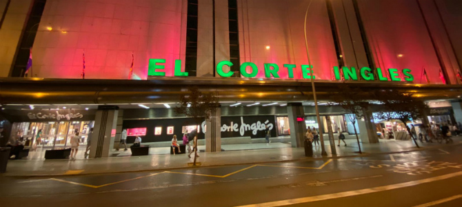 El Corte Ingles Celebra El Dia Mundial Contra El Cancer De Mama Iluminando Su Fachada Del Centro De Avenidas De Rosa Economiademallorca El Periodico Economico De Illes Balears